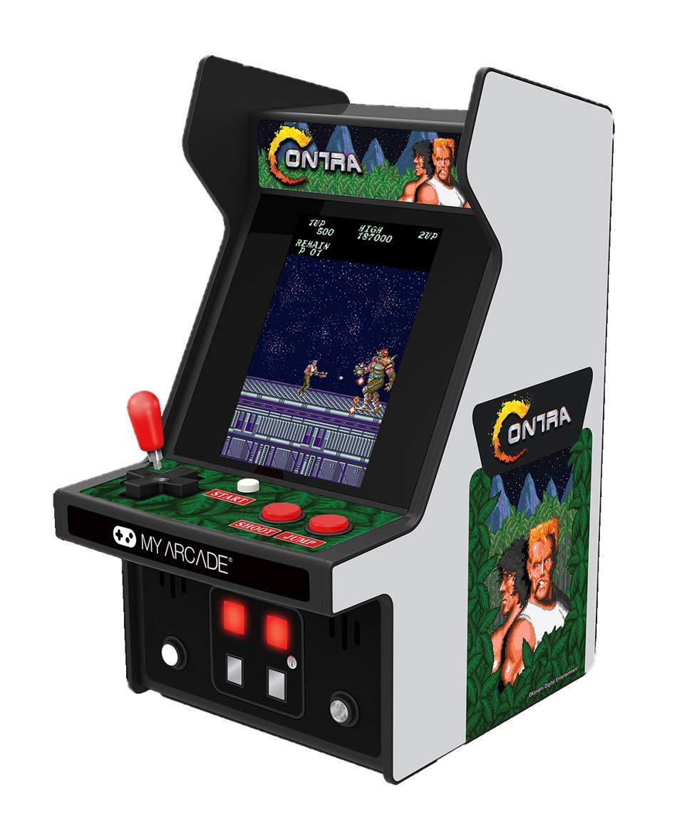 MY ARCADE Micro Player contre un mini stand rétro
