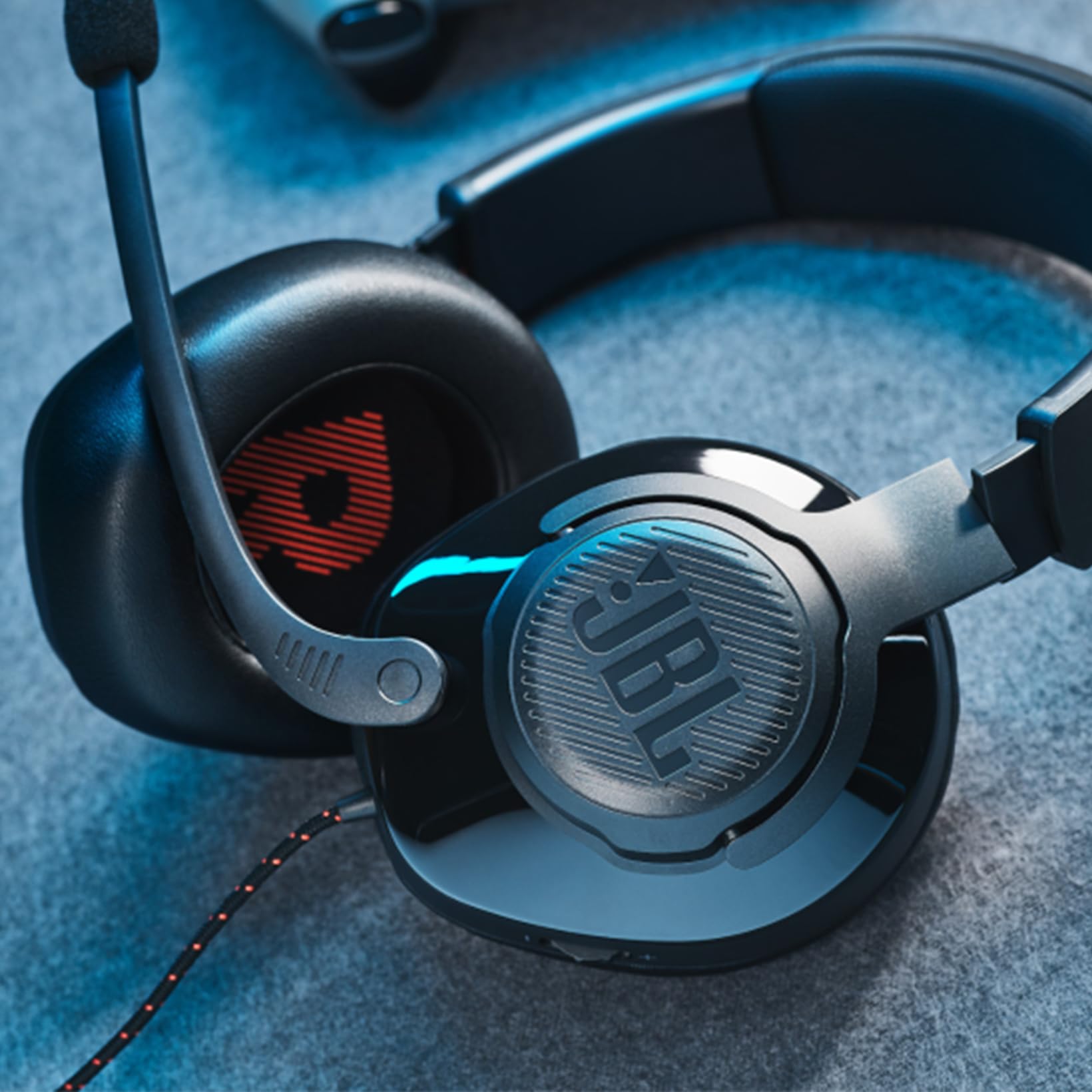 JBL Quantum 200 Auriculares para gamers con sonido QuantumSOUND y micrófono, con un diseño llamativo, compatible con múltiples plataformas, en negro