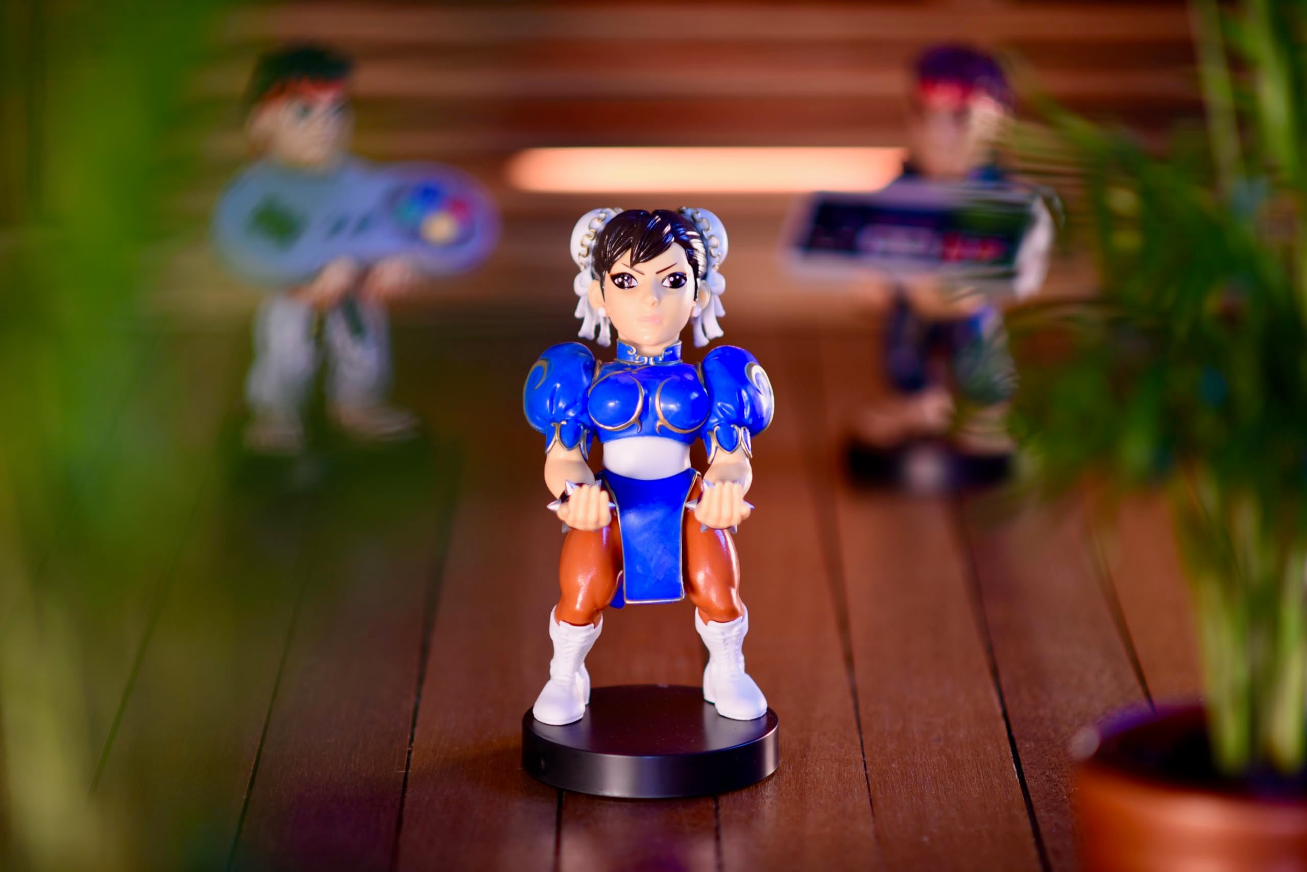 Exquisite Gaming - Cable Guy Chun Li, Soporte De SujecióN Y Carga Para Mando De Consola Y/O Smartphone De Tu Personaje Favorito Con Licencia De Street Fighter, Producto Con Licencia Oficial