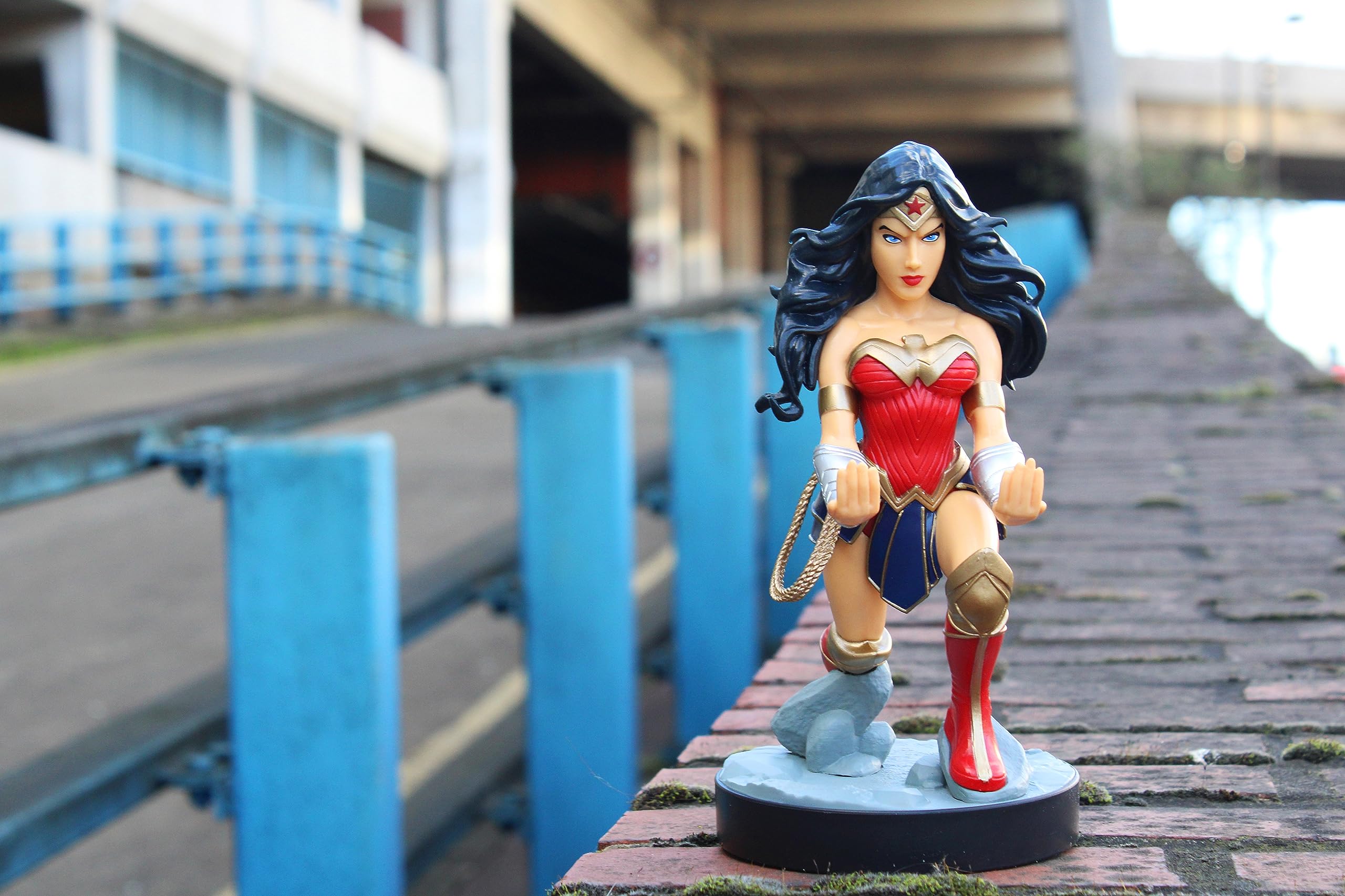 Cable Guys - Wonder Woman Gaming Accessories Holder & Phone Holder For Most Controller ( XBOX - , Play Station, Nintendo Switch) & Phone