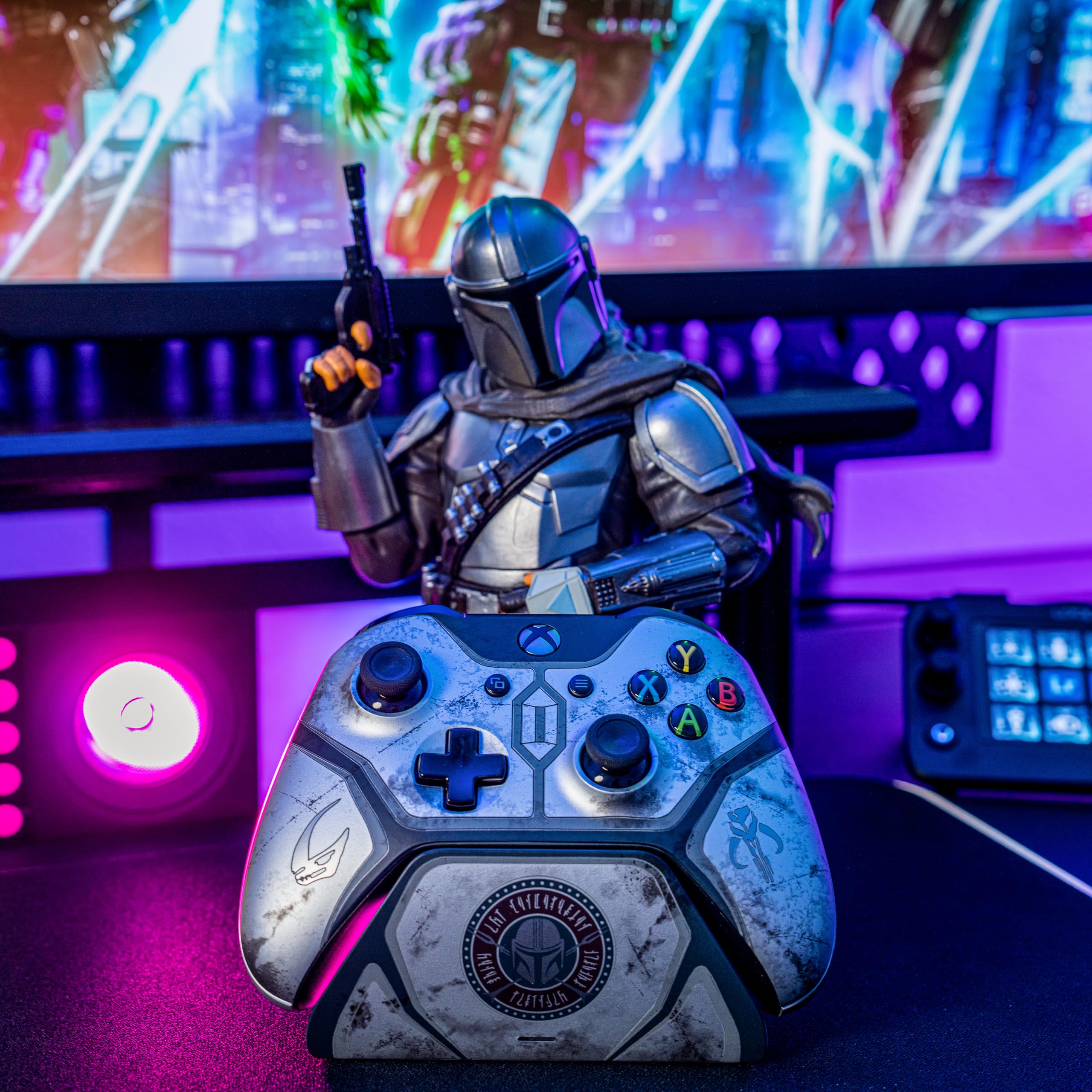 Cable Guys - Star Wars The Mandalorian Gaming Accessories Holder & Phone Holder For Most Controller ( XBOX - , Play Station, Nintendo Switch) & Phone